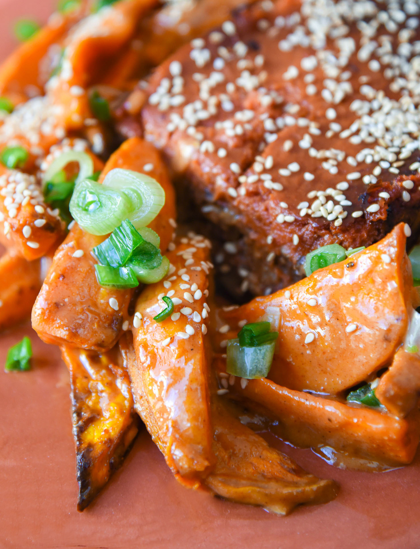 Wild Γλυκοπατάτες στο Φούρνο με Ντρέσινγκ Αμυγδαλοβούτυρου